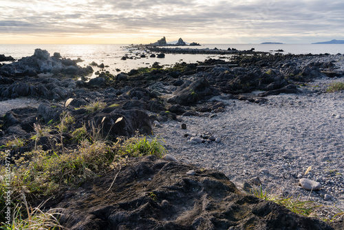 Wallpaper Mural 神奈川県真鶴町　朝の三ツ石海岸 Torontodigital.ca