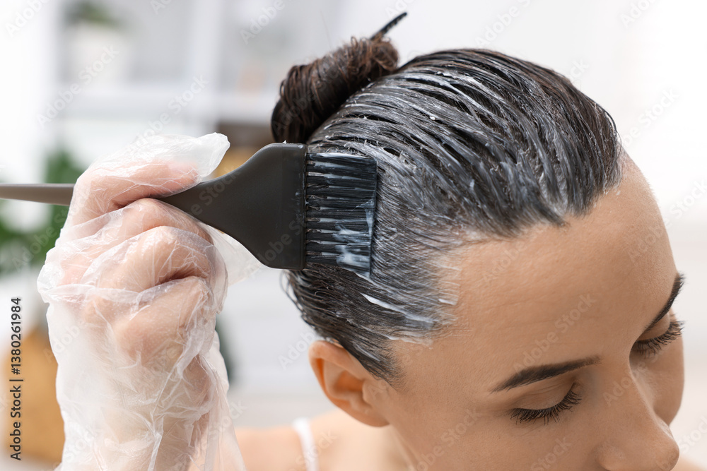 Naklejka premium Woman dyeing her hair at home, closeup