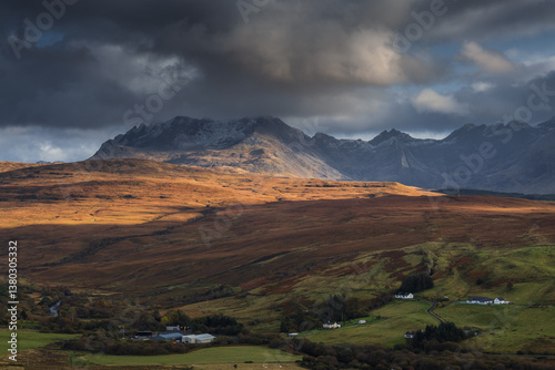 Obraz na płótnie The Isle of Skye’s autumn landscapes blend golden moors, misty peaks, and rugged coastlines. A land of dramatic beauty, where nature’s wild spirit thrives. w salonie