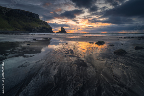 Obraz na płótnie The Isle of Skye’s autumn landscapes blend golden moors, misty peaks, and rugged coastlines. A land of dramatic beauty, where nature’s wild spirit thrives. w salonie