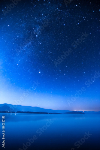 湖の畔の青い星空。