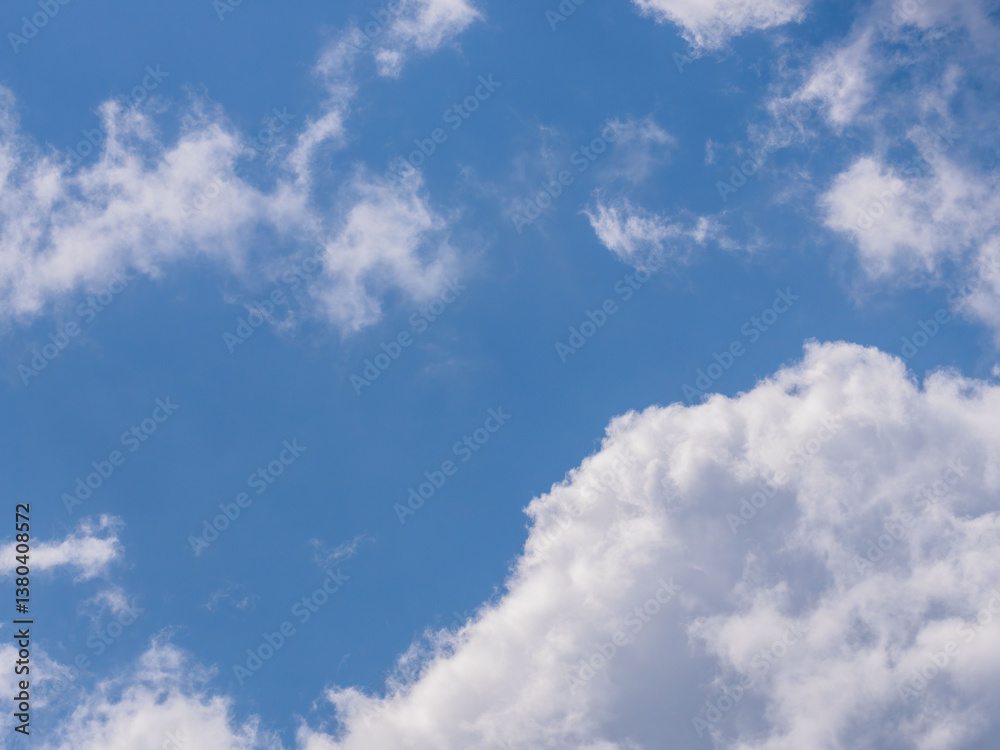 Obraz premium 春の空の印象的な雲アップ04