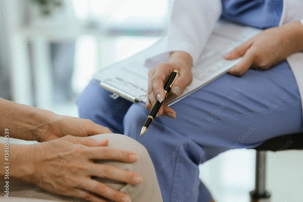 Obraz premium Doctors examine an elderly patient who is suffering from knee pain due to arthritis. The patient is being assisted in his recovery, with an emphasis on pain management and improving mobility.