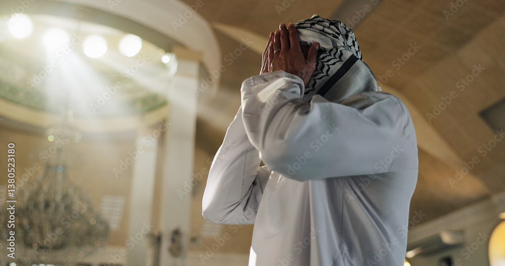 Obraz premium Muslim person, light or praying in mosque to worship for Palestine, help or gratitude to Allah in holy temple. Dua, Islamic religion or asking God for spiritual guidance, blessing or Ramadan Kareem