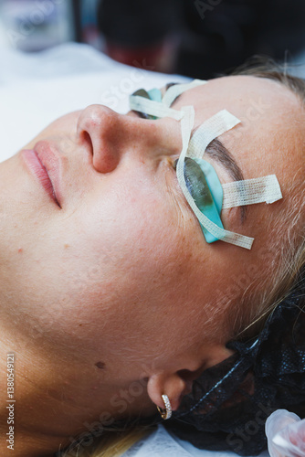 Obraz na płótnie Beauty Treatment A Detailed CloseUp of a Woman Undergoing the Lash Extension Procedure, Complete with Protective Pads, Highlighting the Importance of Care and Precision in the Process w salonie