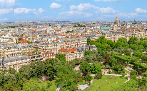 Obraz na płótnie Aerial view of central Paris with Haussmann-era buildings, a lush park, and the golden dome of Les Invalides under a bright summer sky. w salonie
