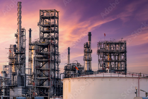 Obraz na płótnie Oil and gas refinery industrial factory plant at oil and gas refinery zone, Business oil and gas industrial plant, Oil and gas refinery petrochemical plant industrial. w salonie