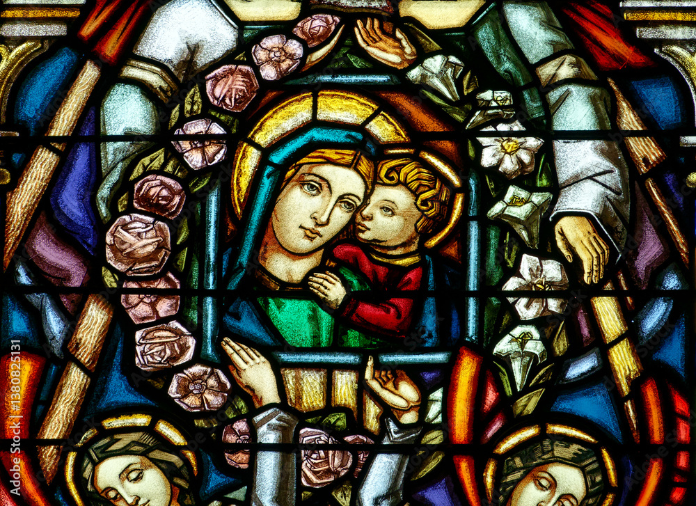 Obraz premium Stained glass of Blessed Virgin Mary holding baby Jesus Christ in her arms.