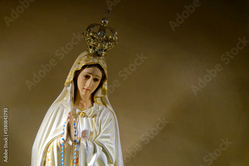 Tableau sur toile Statue of Virgin Mary, Our Lady of Fatima, with joined hands and crowned