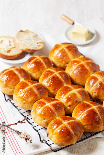 Obraz na płótnie Hot cross buns served with butter and blossoming apricot branches. w salonie