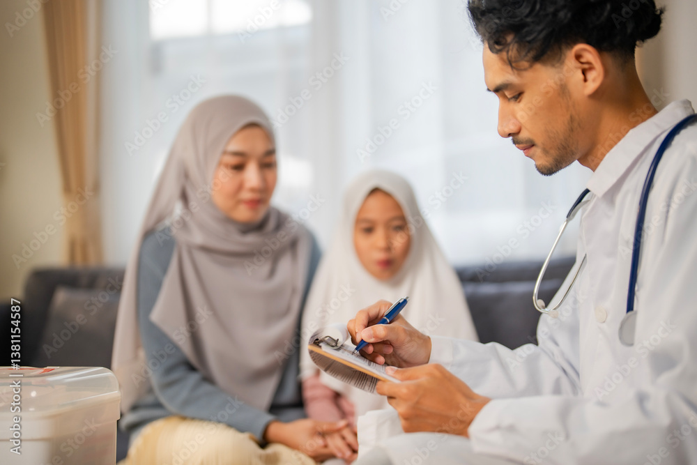 Obraz premium Isalamic Prediatician doctor give medical advise to Muslim mother and liitle girl in religious dress at home, Delivery health for kid at home concept.