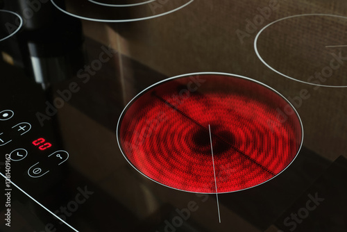 Foto Close-up of heated electric stove coils cooktop in home kitchen.