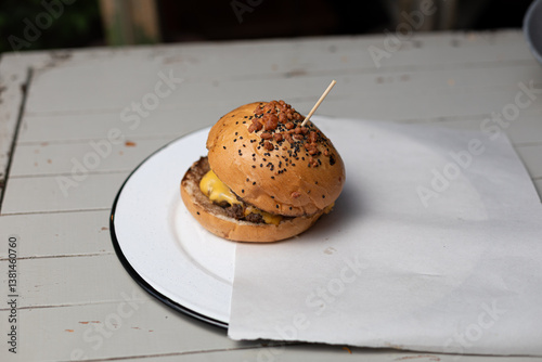 Hamburguesa Jugosa con Queso Derretido – Comida Apetitosa y Gourmet