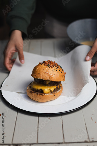 Hamburguesa Jugosa con Queso Derretido – Comida Apetitosa y Gourmet