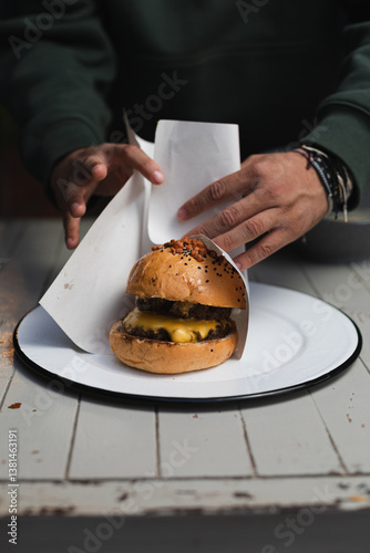 Hamburguesa Jugosa con Queso Derretido – Comida Apetitosa y Gourmet