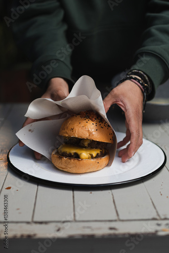 Hamburguesa Jugosa con Queso Derretido – Comida Apetitosa y Gourmet