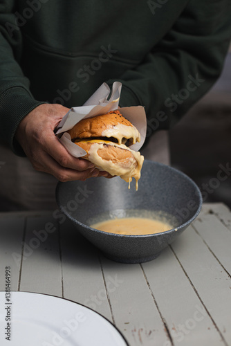 Hamburguesa Jugosa con Queso Derretido – Comida Apetitosa y Gourmet
