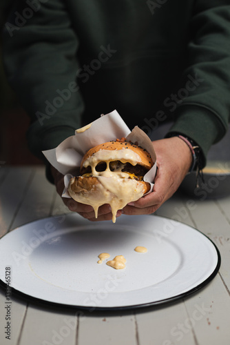 Hamburguesa Jugosa con Queso Derretido – Comida Apetitosa y Gourmet