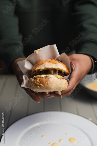 Hamburguesa Jugosa con Queso Derretido – Comida Apetitosa y Gourmet