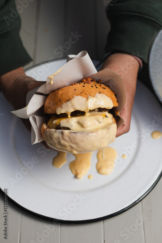 Hamburguesa Jugosa con Queso Derretido – Comida Apetitosa y Gourmet