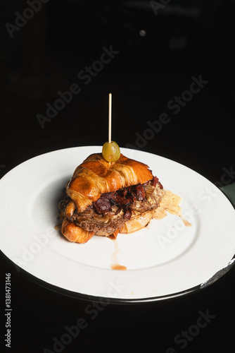 hamburguesa de cuernito especial doble carne muy jugosa con extra queso