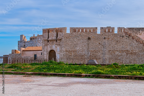 Obraz na płótnie Maniace Castle (Castello Maniace, 1232 -1240) - ancient magnificent citadel and castle at the easternmost point of the Ortygia island. Syracuse, Sicily, Italy. w salonie
