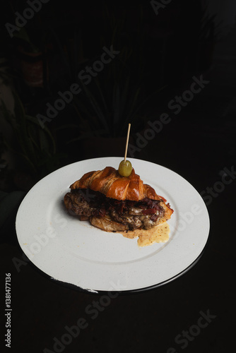 hamburguesa de cuernito especial doble carne muy jugosa con extra queso