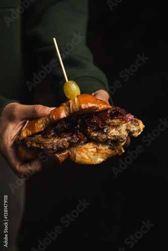 hamburguesa de cuernito especial doble carne muy jugosa con extra queso
