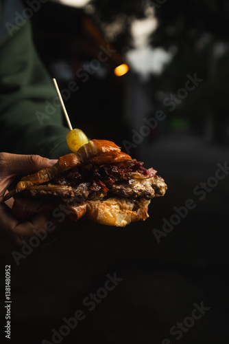 hamburguesa de cuernito especial doble carne muy jugosa con extra queso
