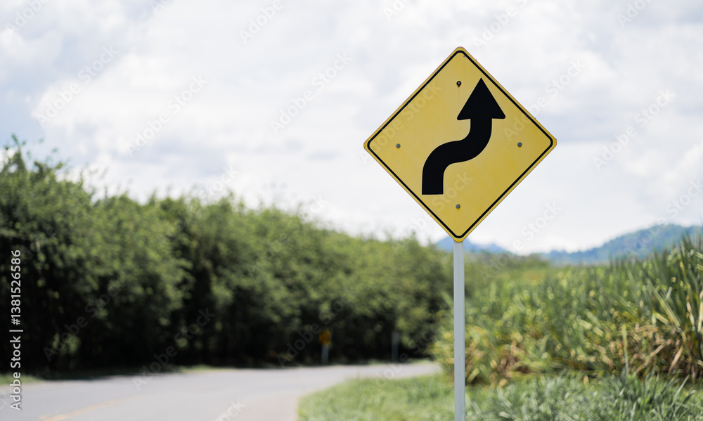 señalización de curva en carretera - foto de stock 