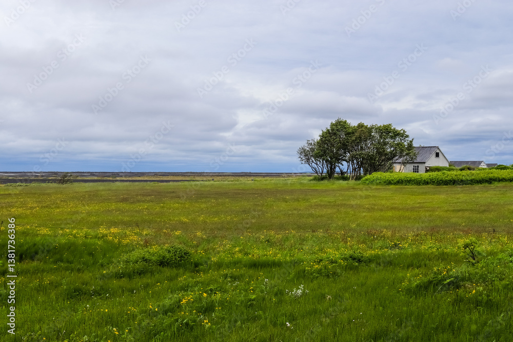 Obraz premium Lonely house dominating the vast Icelandic landscape
