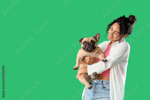 Obraz na płótnie Happy young African-American woman with cute French bulldog on green background w salonie