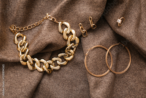 Fashionable gold chain neck...