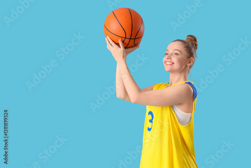 Sporty young woman playing ...