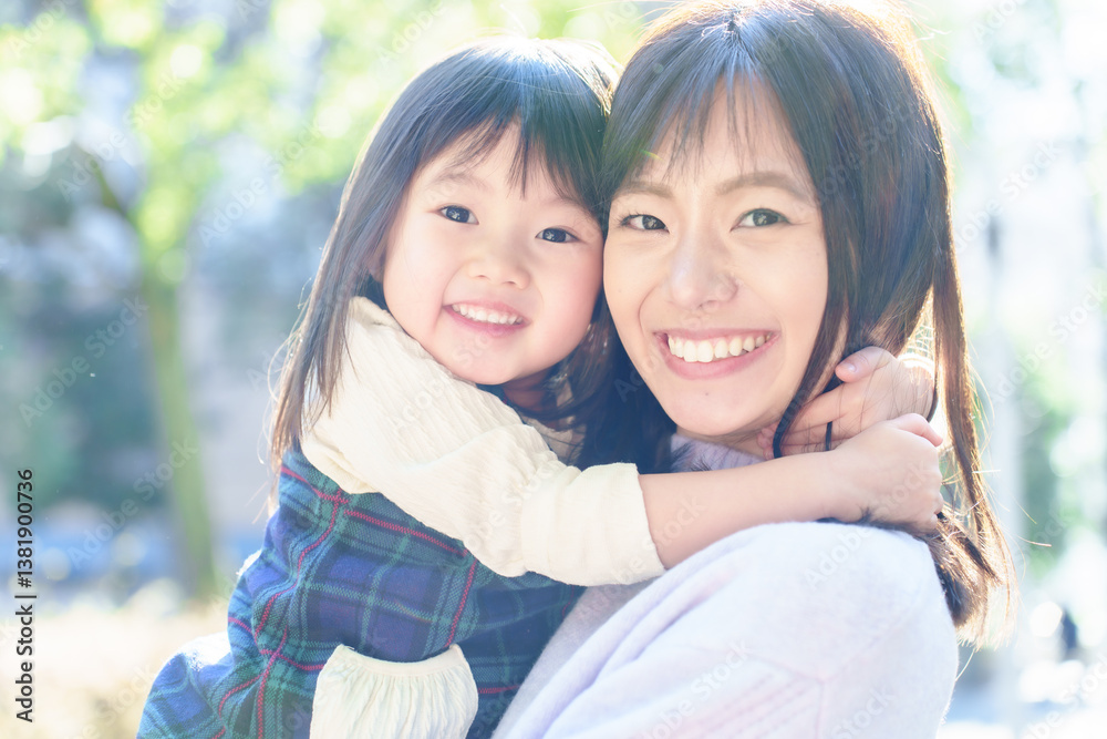 女の子を抱っこするお母さん