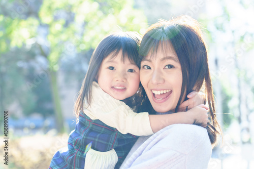 女の子を抱っこするお母さん