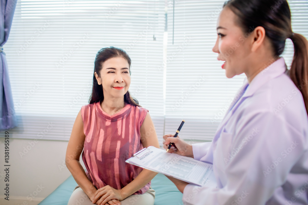 Fototapeta premium Doctors or physiotherapists who work to inspect the injured arm and leg treatment of the injured patients, stretching and exercising, pain, rehabilitation.