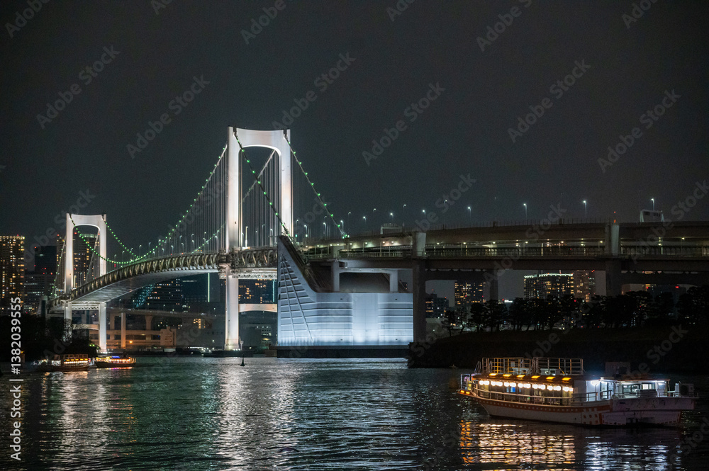 Obraz premium ライトアップされたレインボーブリッジ