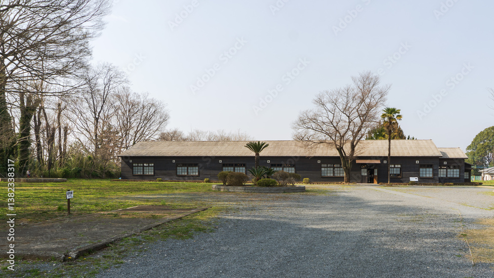 Obraz premium 日本：桶川飛行学校平和祈念館（旧熊谷陸軍飛行学校桶川分教場）：兵舎棟と空のコピースペース／埼玉県桶川市