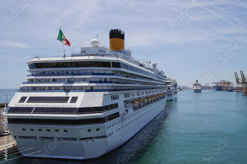 Obraz na płótnie Modern family cruiseship Pacifica and other cruise ship liners in port of Barcelona, Spain on sunny summer day seen from landside during Mediterranean cruising w salonie