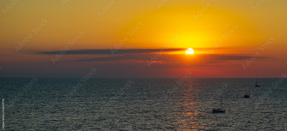 Obraz premium The red sunset over the sea in Anapa