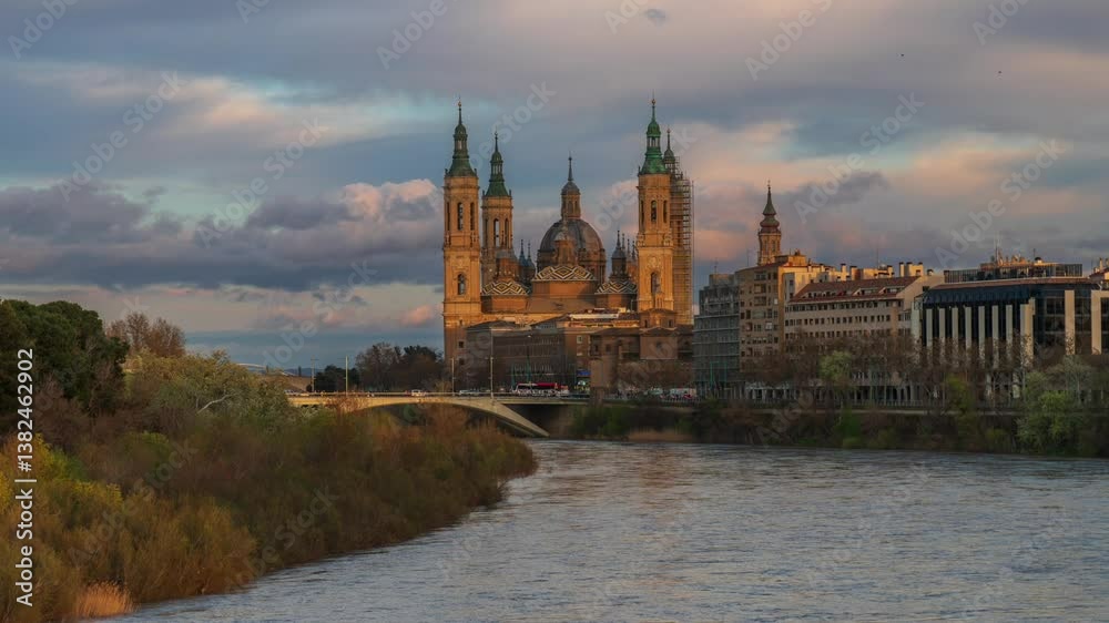 Basilica del Pilar en Zaragoza nubes timelapse