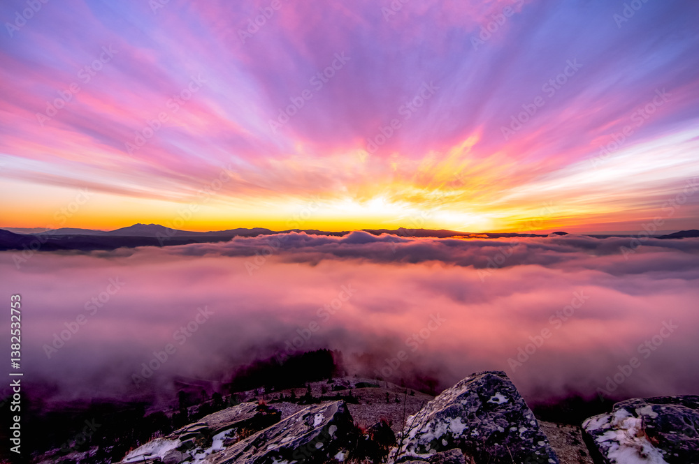 custom made wallpaper toronto digital岩場の朝の雄大で鮮やかな夜明けの空。下に幻想的な雲が広がる。