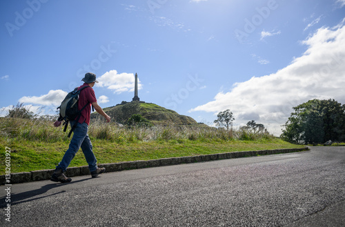 Obraz na płótnie Tourist walking uphill towards the Obelisk. One Tree Hill. Auckland. w salonie