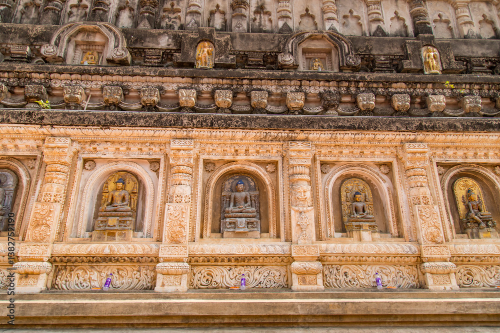 Obraz premium Mahabodhi Temple where gautama buddha attained enlightenment and formulated his teachings, bodh gaya, UNESCO world heritage site in bihar, India, asia