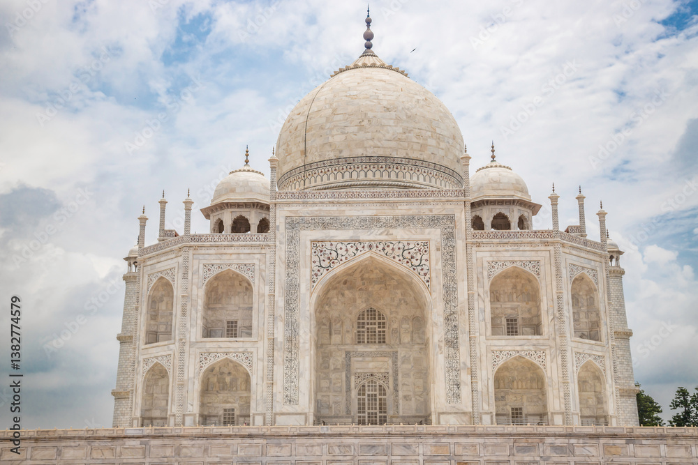Obraz premium Taj mahal is a white marble mausoleum on the bank of the yamuna river in agra city, uttar pradesh state, India