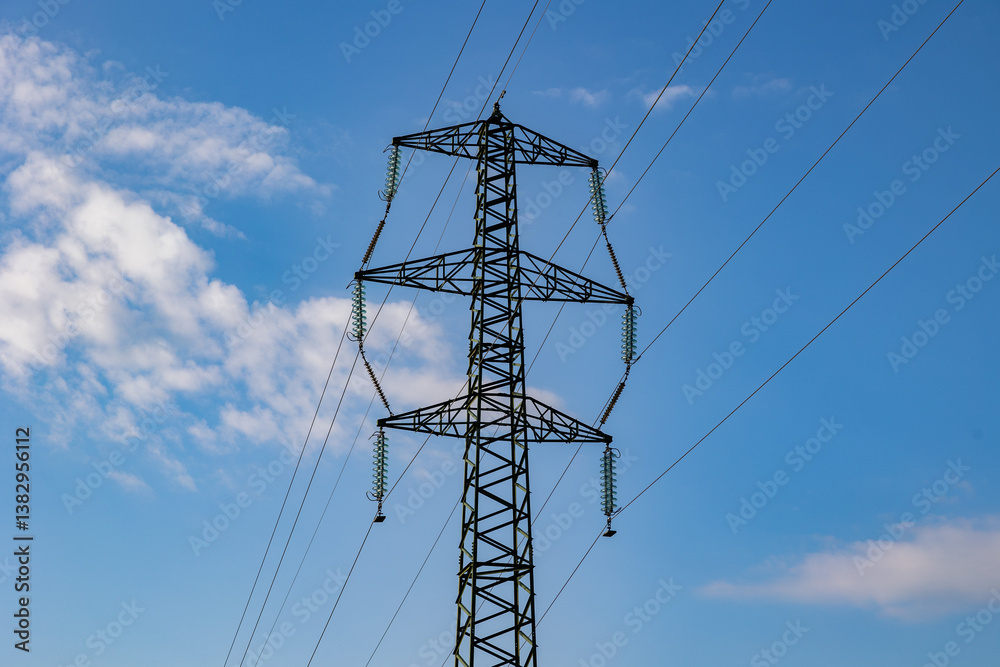 traliccio dell'alta tensione con cielo azzurro sullo sfondo