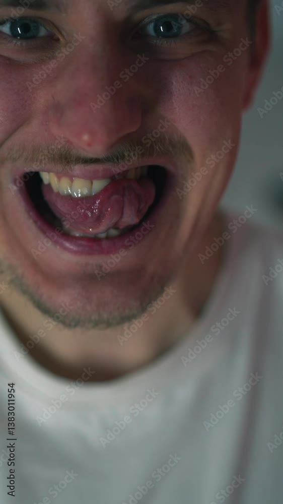 Un homme tire la langue devant la caméra.
L'homme a tiré sa langue hors de sa bouche.
Expressions faciales d'un homme.
L'homme se cache devant la caméra.
Expressions faciales actives chez un homme