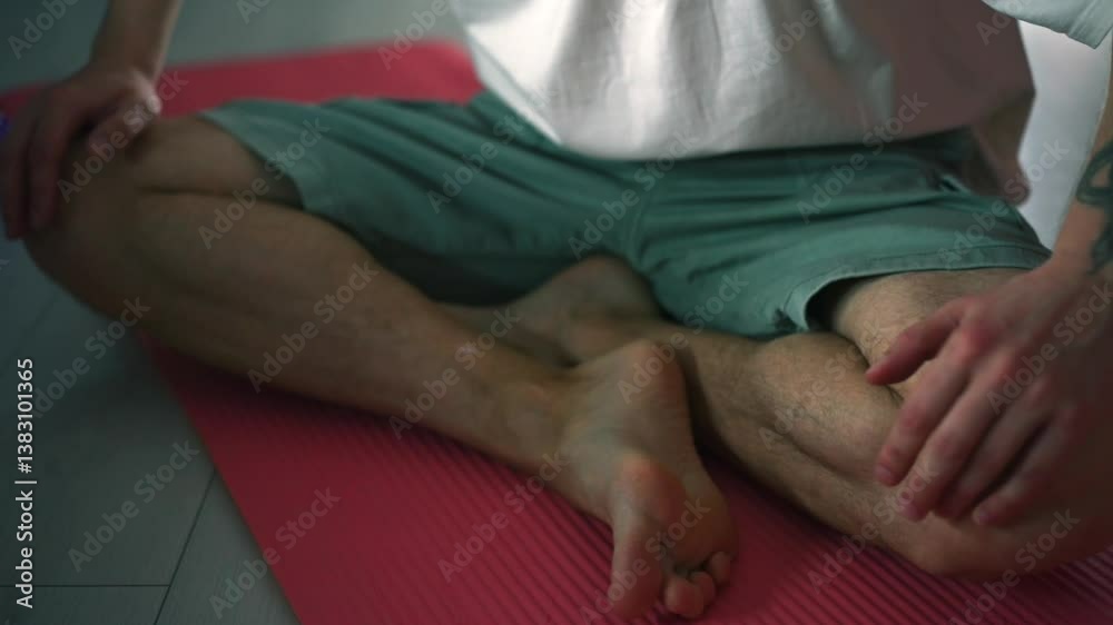 Un homme fait de l’exercice sur un tapis aux couleurs vives.
L'athlète fait des exercices sportifs.
L'athlète mène une vie active