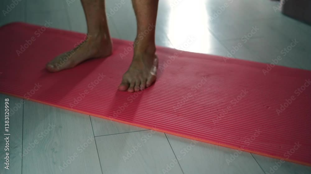 Un hombre sobre una colchoneta deportiva realiza ejercicios deportivos.
Practicando deportes.
Estilo de vida activo